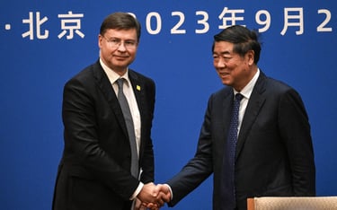 Europejski komisarz ds. handlu Valdis Dombrovskis i wicepremier Chin He Lifeng podczas konferencji p