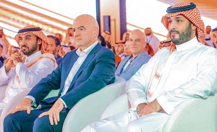 Szef Światowej Federacji Piłkarskiej (FIFA) Gianni Infantino uwielbia towarzystwo szejków