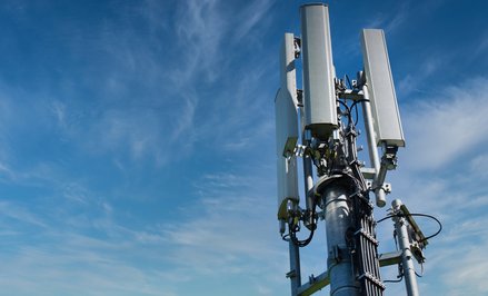System polegający na wysyłaniu alertów z nadajników na masztach komórkowych bezpośrednio na telefony