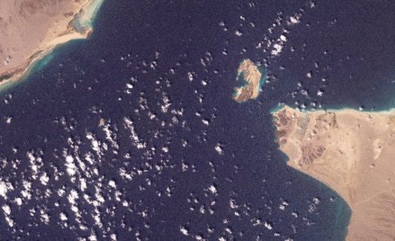 Zdjęcie satelitarne przedstawia cieśninę Bab al-Mandab u wybrzeży Jemenu, 27 lutego 2026 r.