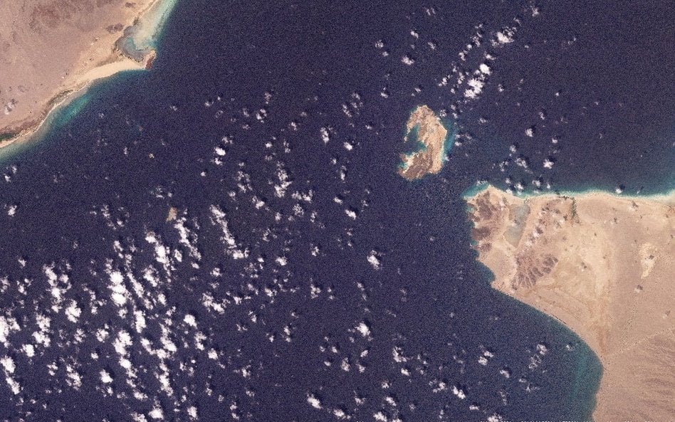 Zdjęcie satelitarne przedstawia cieśninę Bab al-Mandab u wybrzeży Jemenu, 27 lutego 2026 r.