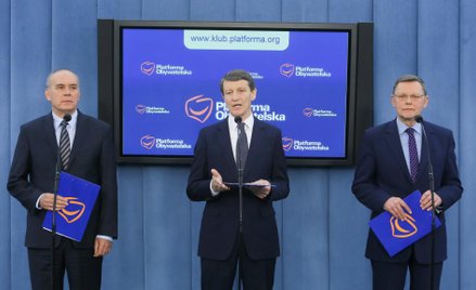 Posłowie PO: Andrzej Czerwiński (C), Tomasz Nowak (P) i Krzysztof Gadowski (L) podczas konferencji p