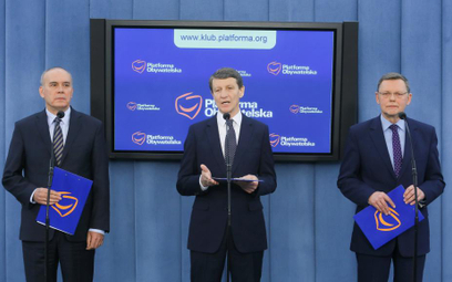Posłowie PO: Andrzej Czerwiński (C), Tomasz Nowak (P) i Krzysztof Gadowski (L) podczas konferencji p