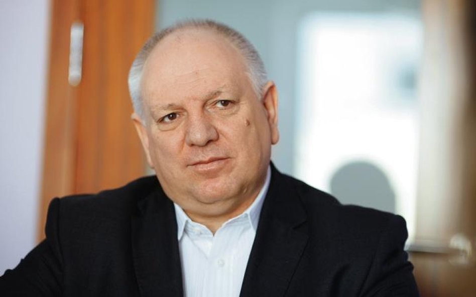 Sylwester Cacek, prezes i największy udziałowiec Sfinksa, twierdzi, że spółka nie stosuje sztywnych 