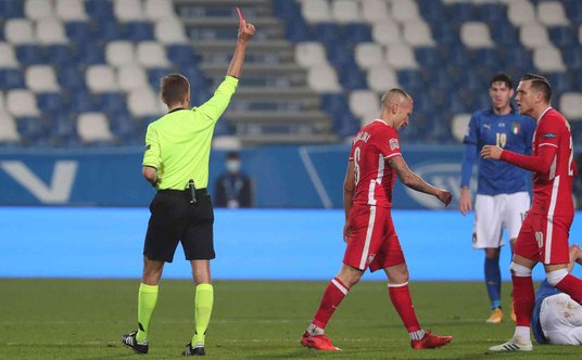 Clement Turpin wyrzuca z boiska Jacka Góralskiego