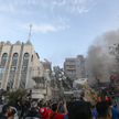 Służby ratunkowe przeszukują gruzy po ataku na budynek przylegający do ambasady Iranu w stolicy Syri