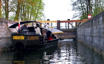 Mury starych śluz zachowały się w stanie z czasów budowy kanału