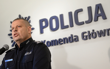Inspektor Zbigniew Maj podczas konferencji prasowej w Komendzie Głównej Policji
