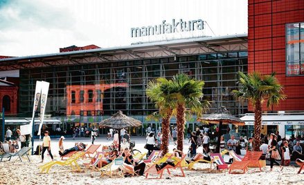 ?Latem wielką atrakcją łódzkiej Manufaktury jest plaża z prawdziwym piaskiem. Zimą na placu instalow