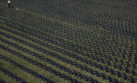 USA: Tysiące pustych krzeseł przed Białym Domem. Oddano hołd ofiarom COVID-19