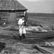 Zofia Chomętowska podczas sesji fotograficznej nad Prypecią, lata 30.