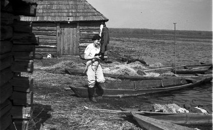 Zofia Chomętowska podczas sesji fotograficznej nad Prypecią, lata 30.