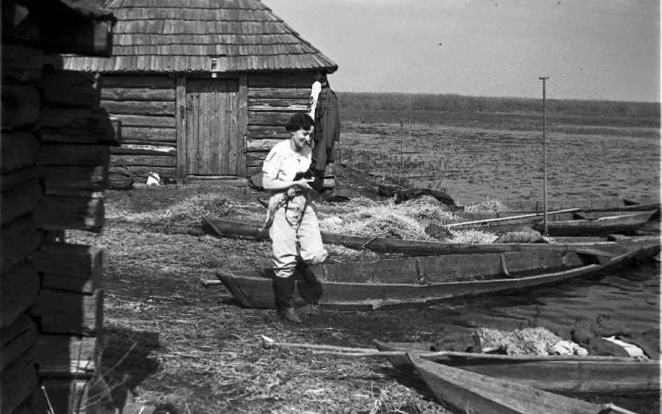 Zofia Chomętowska podczas sesji fotograficznej nad Prypecią, lata 30.