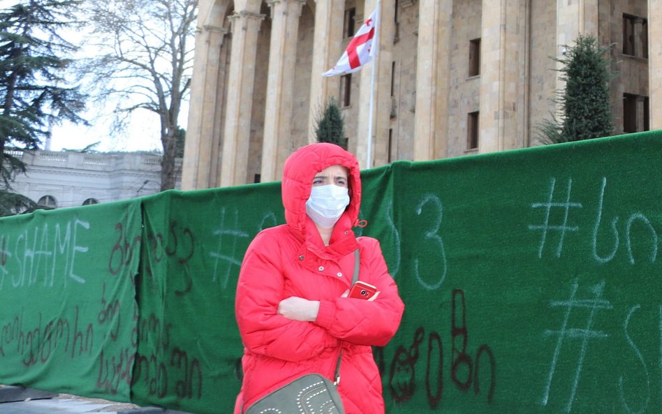 Gruzja wycofuje się z „zielonych paszportów” covidowych. Okazały się nieskuteczne