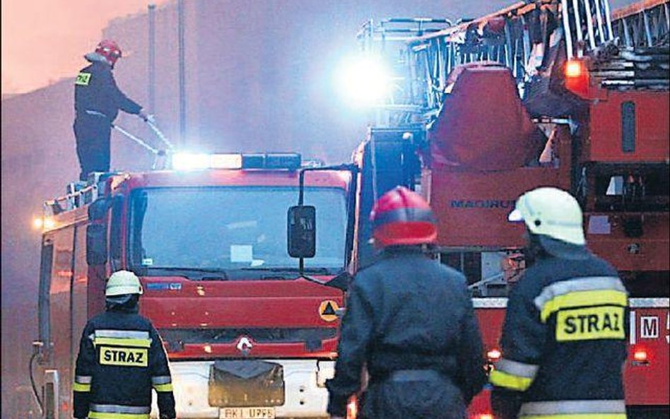 W poniedziałek spłonęła cała hala i część pomieszczeń socjalnych zakładów mięsnych JBB w Łysych. Poż