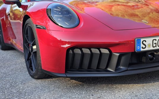 Po tych wlotach powietrza można rozpoznać Porsche 911 GTS t-hybrid