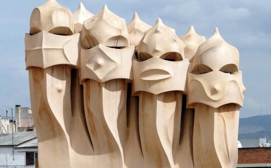 Detal budynku – kominy na Casa Milà.