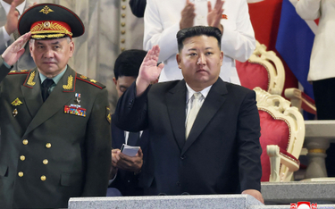 Siergiej Szojgu w czwartek stał obok Kim Dzong Una i salutował północnokoreańskim żołnierzom