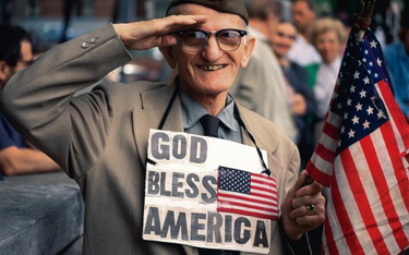 Weteran II wojny światowej podczas nowojorskiej parady z okazji Dnia Weterana. Fot. Kevin Fleming