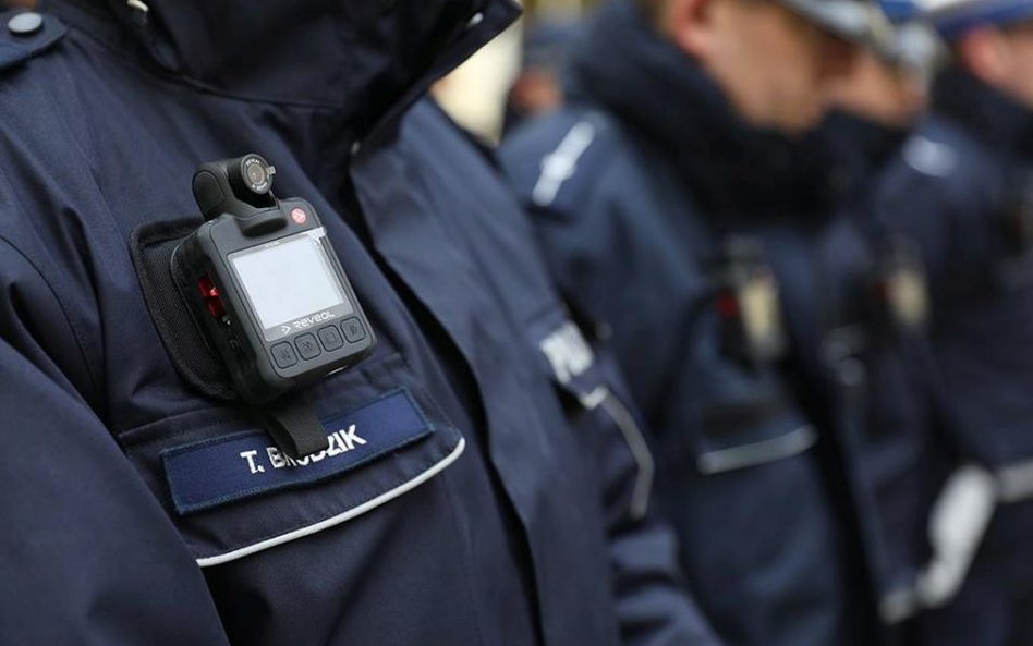 Policyjne nagrania z kamerki najczę&#347;ciej dokumentują zniewagę i napa&#347;ć na policjanta.