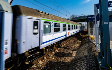 Aż jedna trzecia pociągów PKP Intercity w 2022 r. nie zdołała zmieścić się w blisko sześcio- -minuto