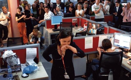 Zespół „Puls Raportu” wraz z szefową Amelią Łukasiak po ostatnim wydaniu programu (foto. Arkadiusz G