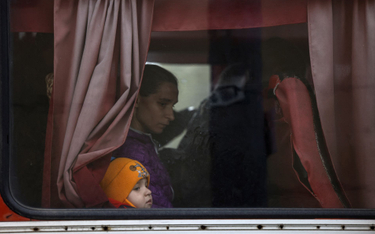 Kobieta z dzieckiem w czasie ewakuacji z Donbasu