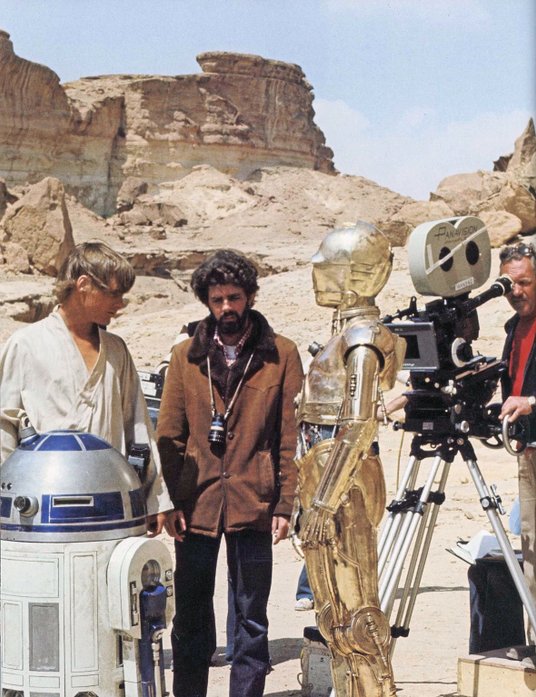 Na planie „Nowej nadziei” (1977 r.). Od lewej: Mark Hamill, George Lucas oraz roboty C-3PO (Anthony 