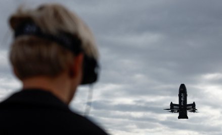 Operator drona przechwytującego FPV P1-Sun podczas testów na poligonie w nieujawnionym miejscu w Ukr