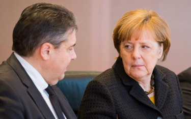 Angela Merkel (CDU) w towarzystwie wicekanclerza Sigmara Gabriela (SPD) w czasie niedawnego posiedze