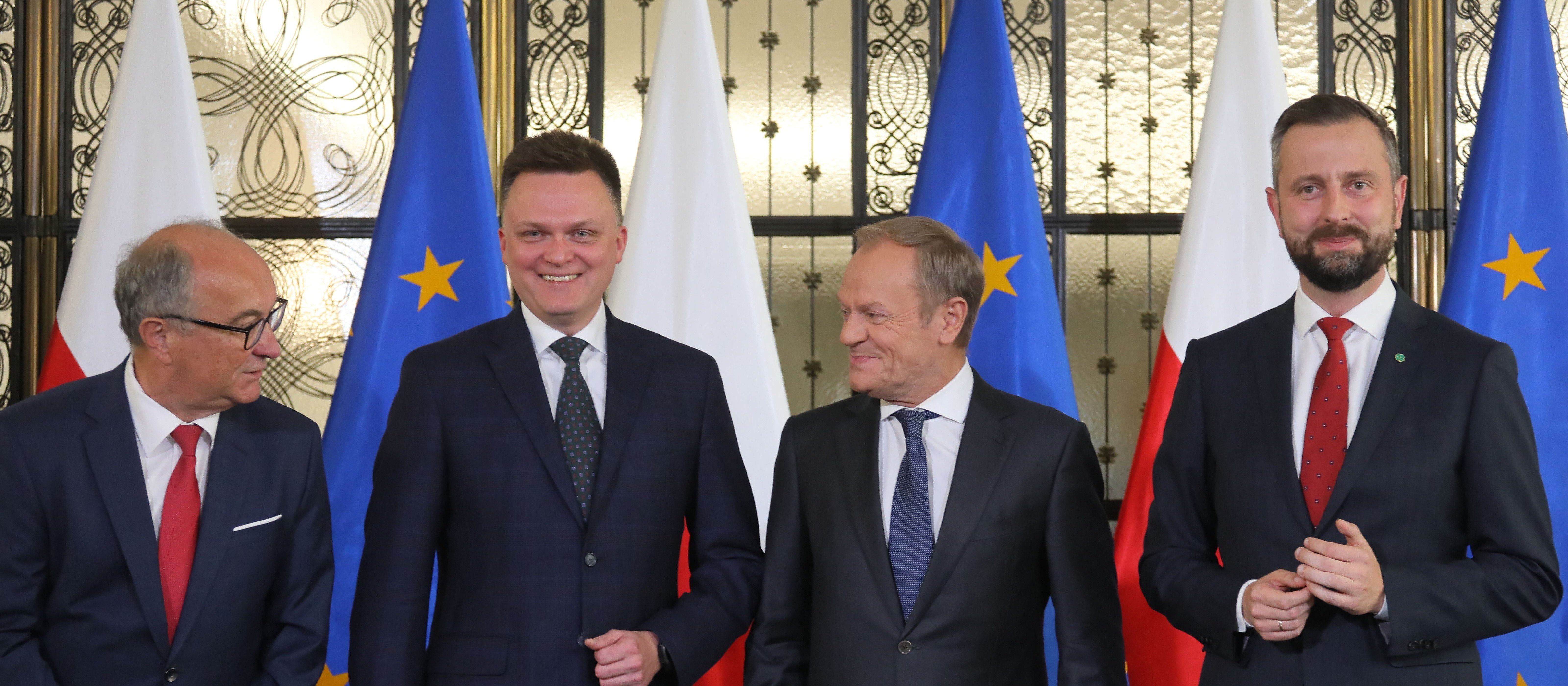 Nowy sondaż: KO na czele, reszta koalicjantów poza Sejmem