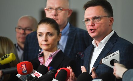 Przewodniczący Polski 2050 Szymon Hołownia oraz jego posłowie Michał Gramatyka i Joanna Mucha tłumac