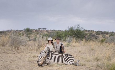 Jednym z etapów „przygody” pokazanych w filmie Ulricha Seidla „Safari” jest robienie sobie zdjęcia z