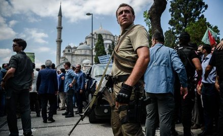 Siły specjalne patrolują w niedzielę ulice Stambułu.