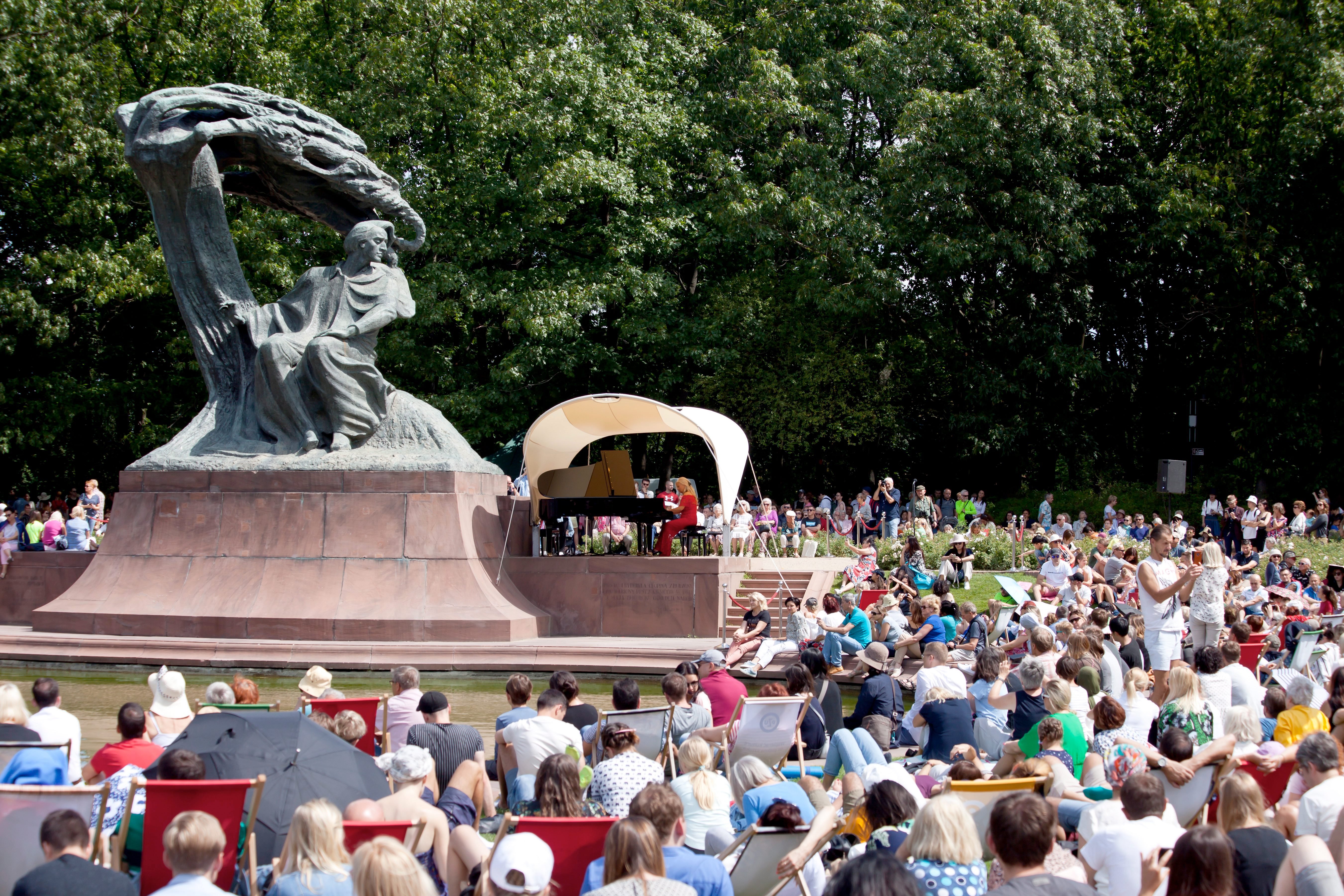 Parki, dworki, teatry – Chopina grają w całej Polsce