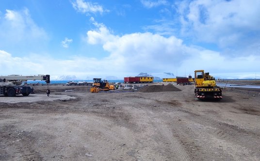 Wyrównywanie terenu pod przyszłe budynki stacji.