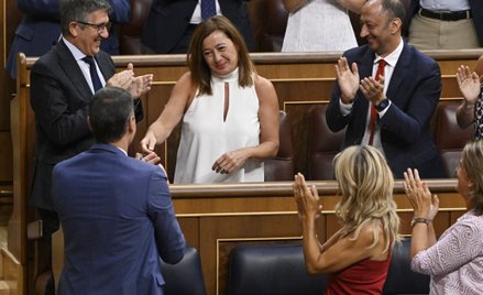 Francina Armengol odbiera gratulacje od Pedro Sncheza