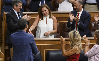 Francina Armengol odbiera gratulacje od Pedro Sncheza