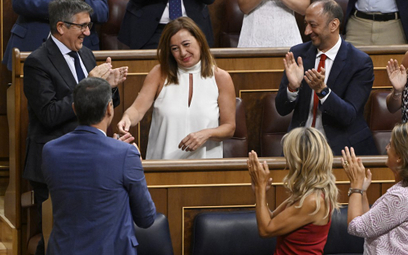 Francina Armengol odbiera gratulacje od Pedro Sncheza