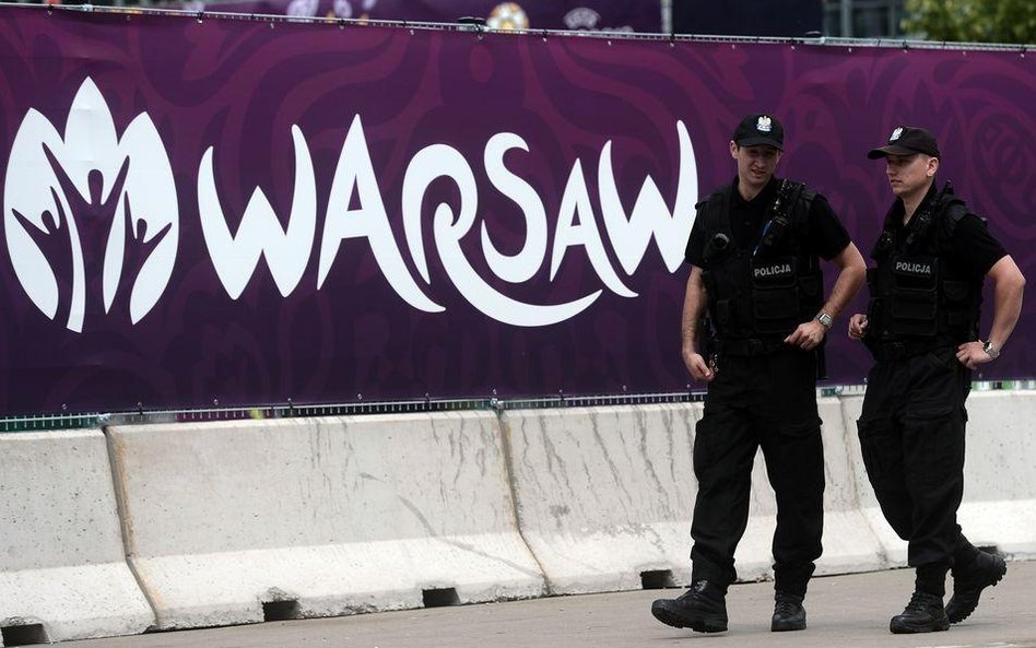 Policja patroluje okolice Strefy Kibica w Warszawie
