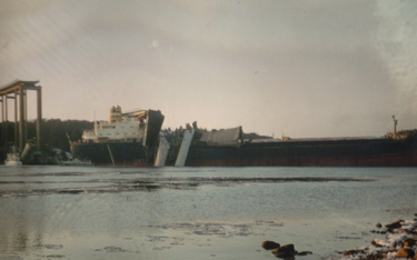W pobliżu szwedzkiego miasta Stenungsund w 1980 r. masowiec MS Star Clipper uderzył w most Almöbron