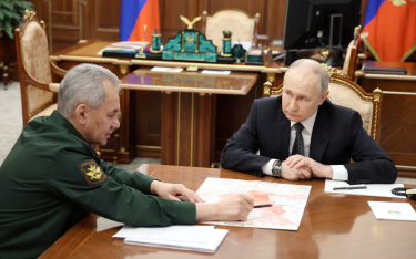 Minister obrony Siergiej Szojgu na konsultacjach 20 lutego u prezydenta Władimira Putina