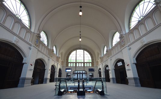 W zabytkowe wnętrza wkomponowano nowoczesne rozwiązania: pochylnie, windy czy schody ruchome.