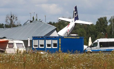 Miejsce katastrofy lotniczej w Chrcynnie, gdzie samolot cessna podczas lądowania uderzył w hangar, w