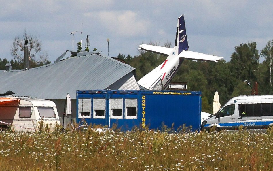 Miejsce katastrofy lotniczej w Chrcynnie, gdzie samolot cessna podczas lądowania uderzył w hangar, w