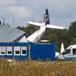 Miejsce katastrofy lotniczej w Chrcynnie, gdzie samolot cessna podczas lądowania uderzył w hangar, w