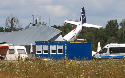 Miejsce katastrofy lotniczej w Chrcynnie, gdzie samolot cessna podczas lądowania uderzył w hangar, w