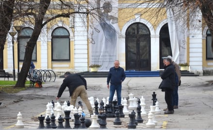 Uliczne szachy to popularna rozrywka w Bośni i Hercegowinie. Nie tylko w Banja Luce, ale w każdym wi