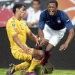 Po remisie z Rumunią Francja (z prawej Patrice Evra) ma już tylko punkt przewagi nad Bośnią (FOT. VA