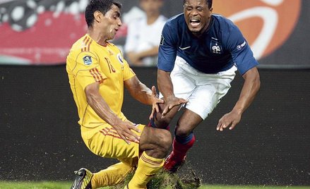 Po remisie z Rumunią Francja (z prawej Patrice Evra) ma już tylko punkt przewagi nad Bośnią (FOT. VA